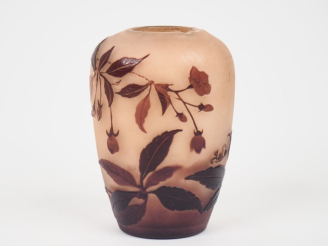 Vente aux enchères GALLE.  Petit vase ovoïde en verre, à décor gravé en camée à l'acide d