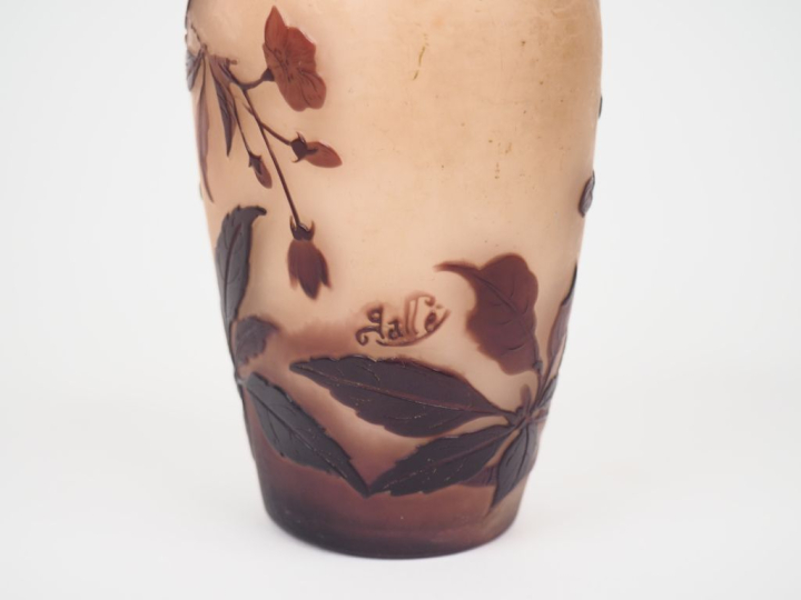 GALLE.  Petit vase ovoïde en verre, à décor gravé en camée à l'acide d