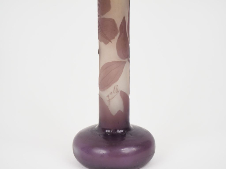 GALLE.  Soliflore en verre à décor gravé en camée à l'acide de fleurs 