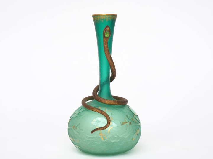 DAUM.  Vase en verre givré vert, à décor de fleurs et de feuillage, ag