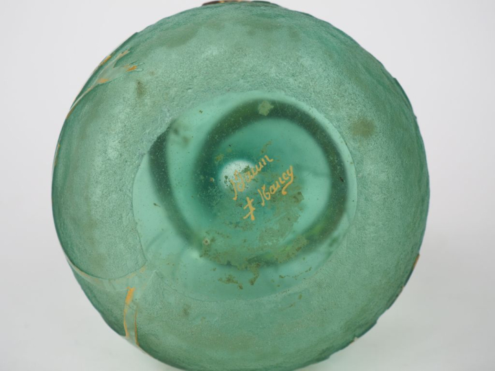 DAUM.  Vase en verre givré vert, à décor de fleurs et de feuillage, ag