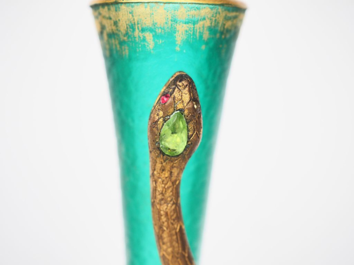 DAUM.  Vase en verre givré vert, à décor de fleurs et de feuillage, ag