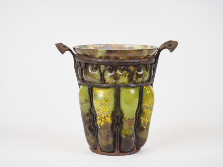 DAUM et MAJORELLE.  Vase en verre soufflé vert brun avec inclusions d'