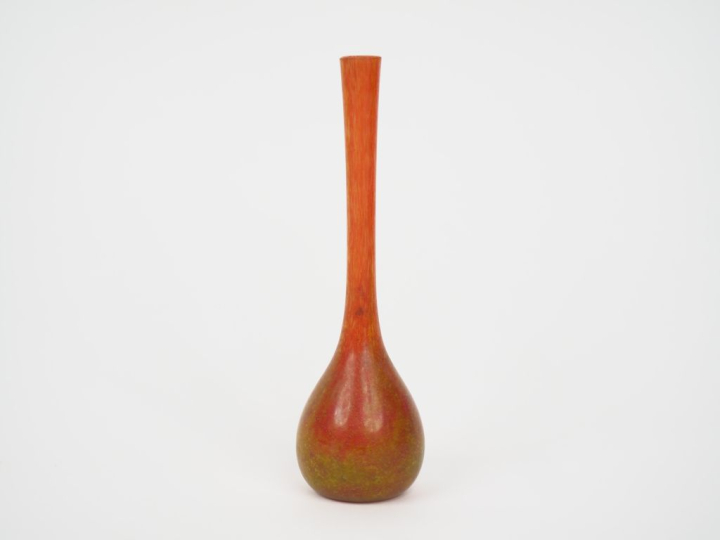 DAUM Nancy.  Soliflore en verre marbré rouge et jaune. Signé. H. 16 cm