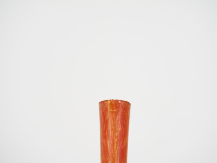 DAUM Nancy.  Soliflore en verre marbré rouge et jaune. Signé. H. 16 cm