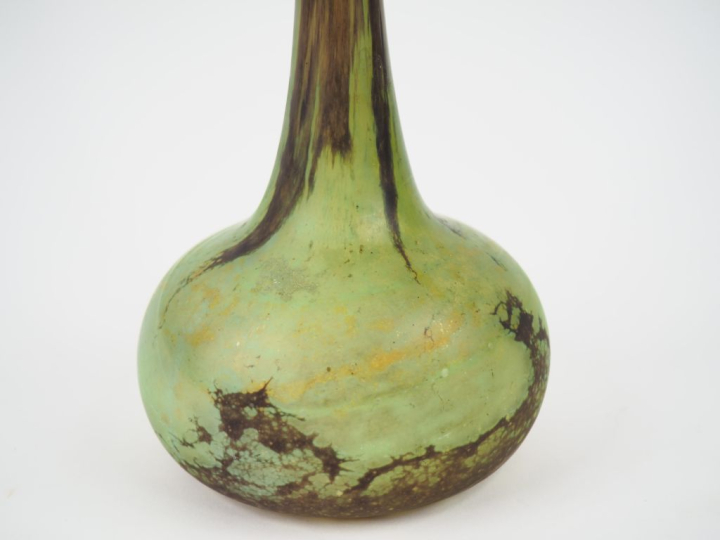 DAUM.  Grand vase berluze en verre marbré vert et noir. Signé Daum Nan
