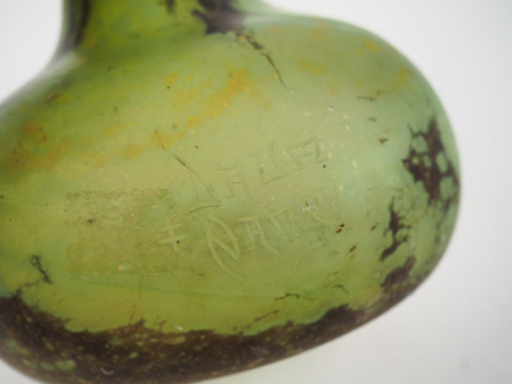 DAUM.  Grand vase berluze en verre marbré vert et noir. Signé Daum Nan