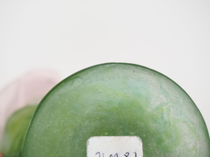 DAUM.  Vase en pate de verre polychrome verte et parme, à décor de bou