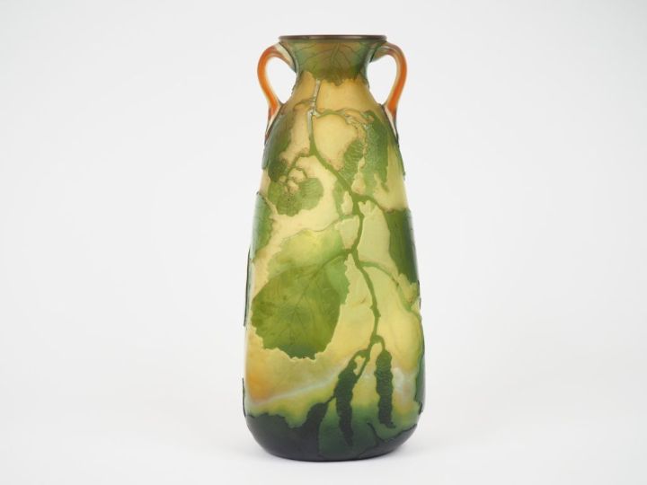 LEGRAS.  Vase en verre à décor gravé en camée à l'acide de framboises 