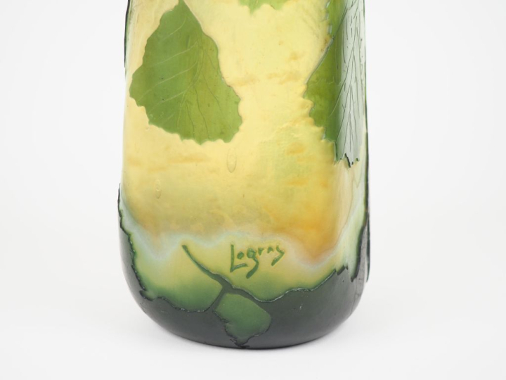 LEGRAS.  Vase en verre à décor gravé en camée à l'acide de framboises 