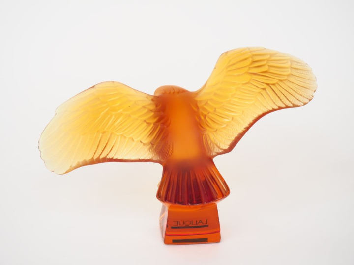 LALIQUE. Sujet en cristal ambré "l'aigle". Signé. H. 13 cm