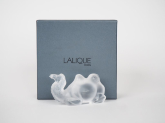 Vente aux enchères LALIQUE. "chameau couché" Sujet en cristal.  Signé