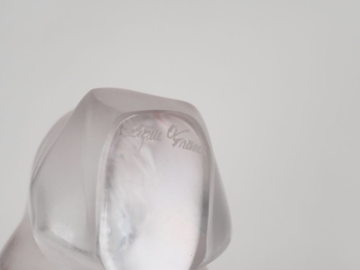 LALIQUE. "chameau couché" Sujet en cristal.  Signé