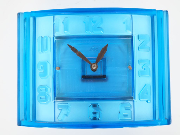 ATO.  Pendule en verre moulé bleu. Signée. Dim. 17 x 23 cm