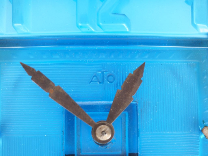 ATO.  Pendule en verre moulé bleu. Signée. Dim. 17 x 23 cm