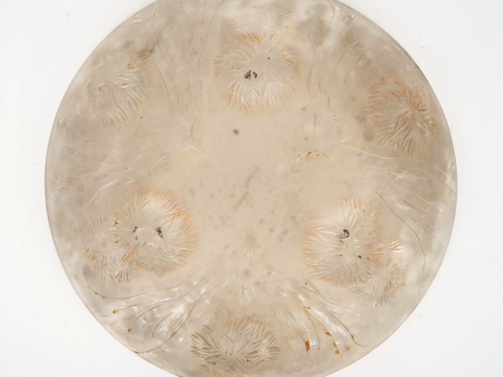 SABINO.  Coupe (suspension) en verre moulé à décor de chardons. Signée