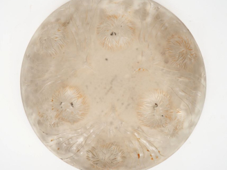 Vente aux enchères SABINO.  Coupe (suspension) en verre moulé à décor de chardons. Signée