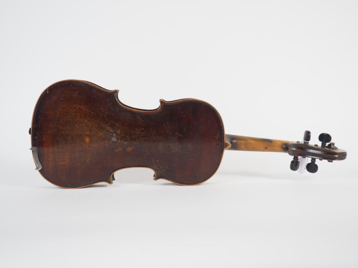 Violon fait dans l'atelier de Domine Salzard. Vers 1860. 35,6 mm. (Res