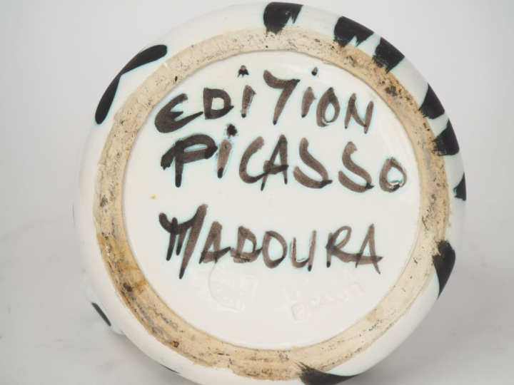 PICASSO.  Pichet en céramique. Signé  Edition Picasso Madoura. Dim. 14