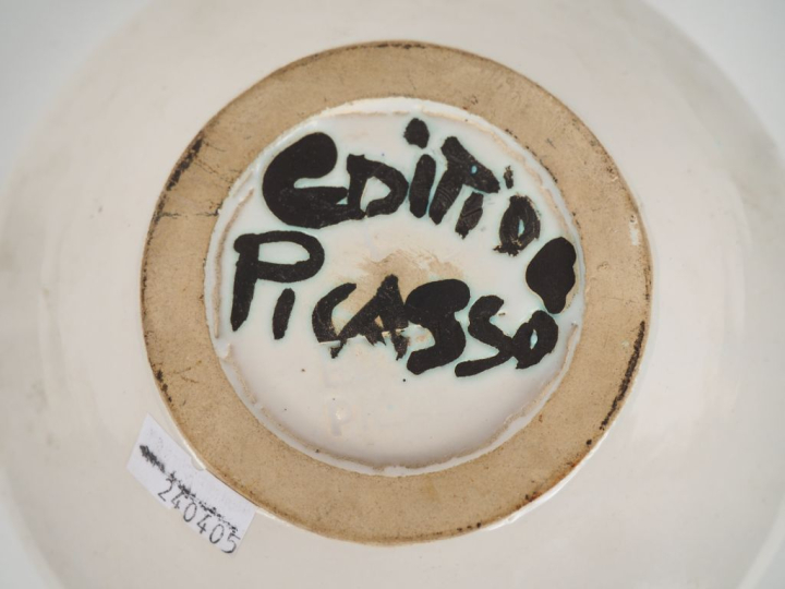 PICASSO.  Coupelle en céramique à décor de picador. Signée  Edition Pi