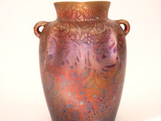 Vente aux enchères Clément MASSIER. Grand vase à anses en céramique irisée. Signé et situ