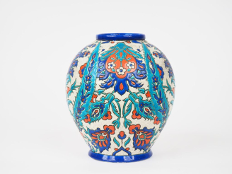 Vente aux enchères KERAMIS.  Vase ovoide en céramique, à décor d'émaux polychromes dans l