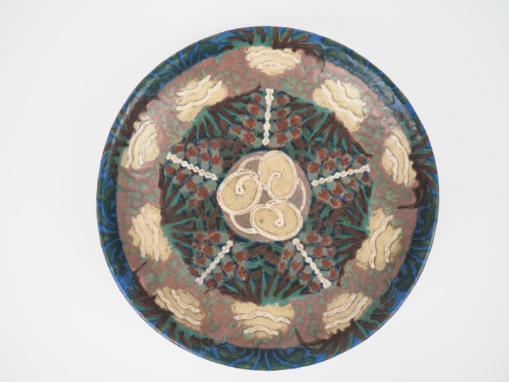 REVERNAY.  Coupe sur talon Art Déco en grès polychrome, à décor de mot