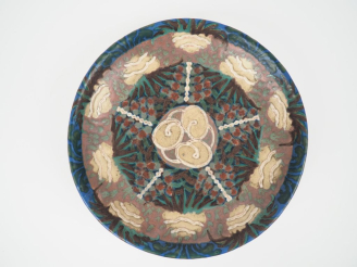 Vente aux enchères REVERNAY.  Coupe sur talon Art Déco en grès polychrome, à décor de mot