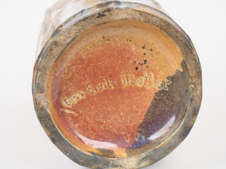 Emile MULLER.  Vase en grès flammé brun nuancé vert. Signé H. 42 cm