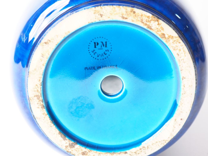 Paul MILET à Sèvres.  Vase ovoide en céramique bleu flammé. Signé perc