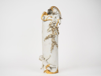 Vente aux enchères Vase Art Nouveau en biscuit blanc et doré, à décor en relief d'amours 