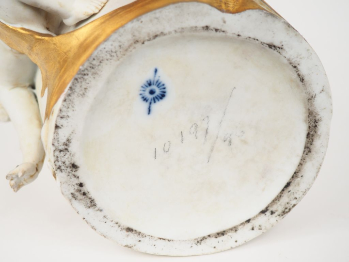 Vase Art Nouveau en biscuit blanc et doré, à décor en relief d'amours 