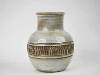Vente aux enchères Huguette BESSONE. Vase ovoide en céramique blanche et brune de Vallaur