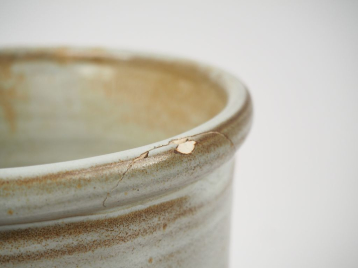 Huguette BESSONE. Vase ovoide en céramique blanche et brune de Vallaur