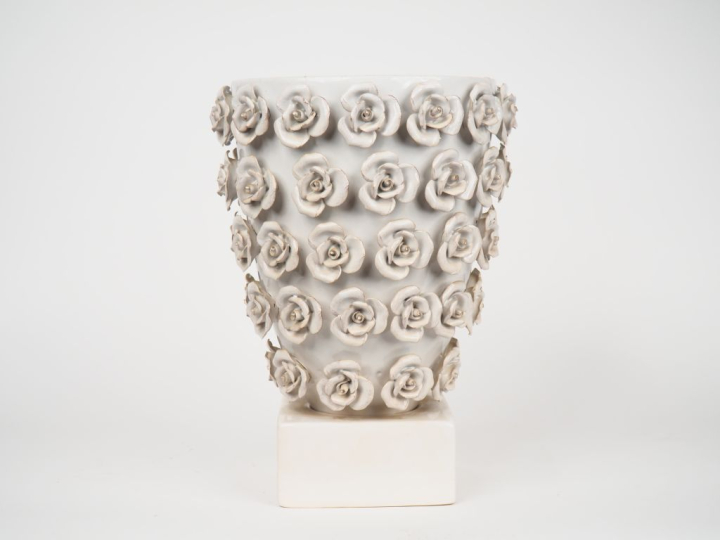 Vase en céramique contemporaine blanche à décor de roses en relief.  H