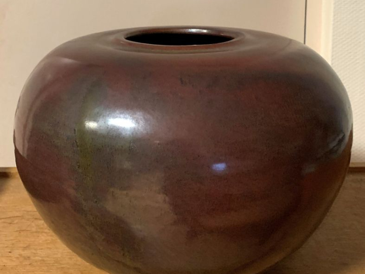 Chrisitine VIALLET KUHN. Grand vase ovoide en grès rouge moucheté.  Si