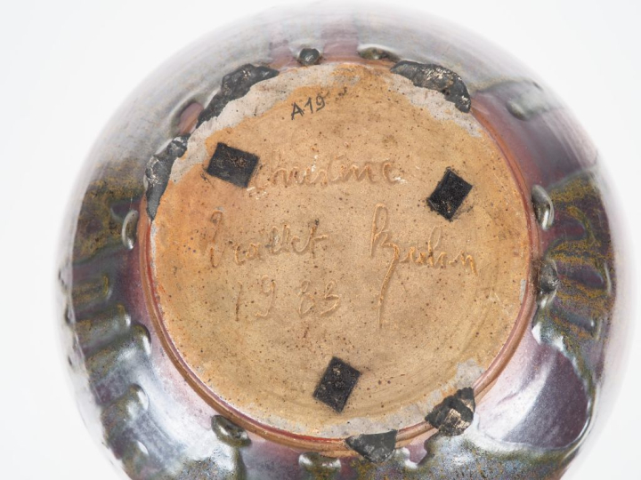 Chrisitine VIALLET KUHN. Grand vase ovoide en grès rouge moucheté.  Si