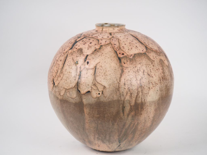 Claude CHAMPY. Grand vase en grès polychrome dans des tonalités grège,