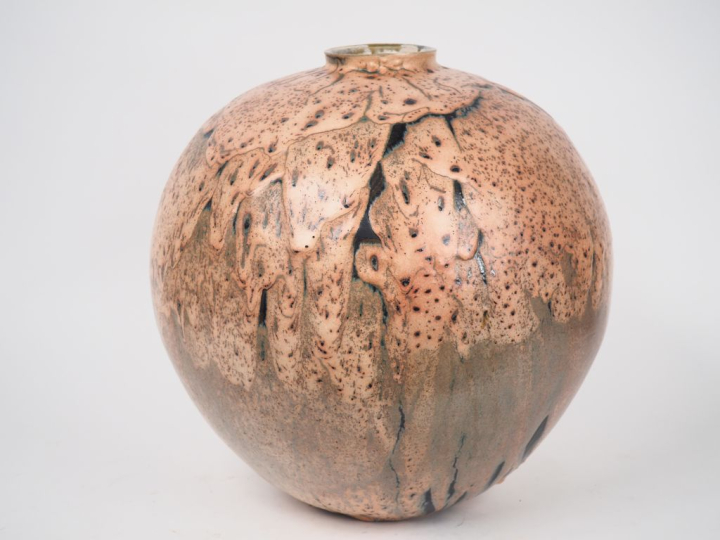 Claude CHAMPY. Grand vase en grès polychrome dans des tonalités grège,