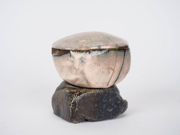 Claude CHAMPY.  Sculpture boite en grès beige nuancé de vert. H. 11 cm