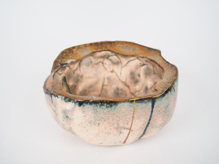 Claude CHAMPY.  Sculpture boite en grès beige nuancé de vert. H. 11 cm