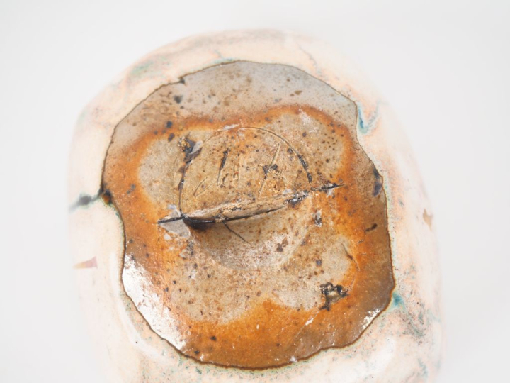 Claude CHAMPY.  Sculpture boite en grès beige nuancé de vert. H. 11 cm