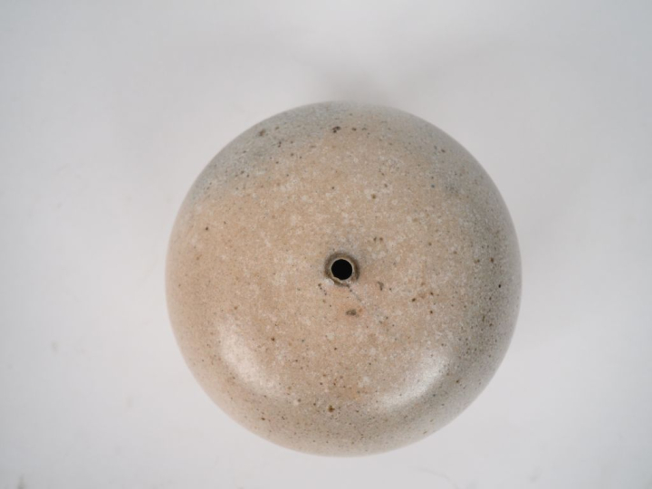 Claude CHAMPY.  Vase soliflore en grès beige, nuancé de noir. Signé H.