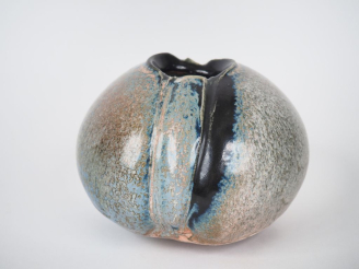 Vente aux enchères Claude CHAMPY.  Vase en grès moucheté gris, bleu et noir. Signé H. 11 