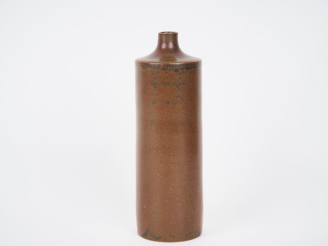 Vente aux enchères LACHENY.  Vase cylindrique soliflore en grès brun. Signé H. 20,5 cm