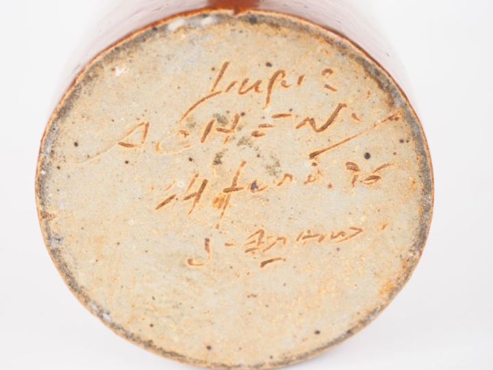 LACHENY.  Vase cylindrique soliflore en grès brun. Signé H. 20,5 cm