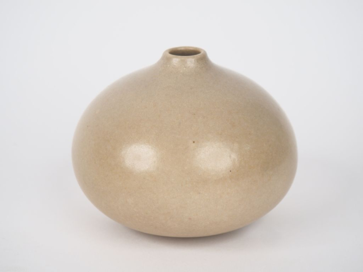 Cristina MERCHAN. Vase sofliflore en grès beige.  H. 9,5 cm Signé