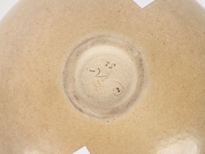 Cristina MERCHAN. Vase sofliflore en grès beige.  H. 9,5 cm Signé