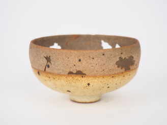 Vente aux enchères Jean DERVAL.  Bol en grès beige à décor ajouré.  Signé H. 6,5 cm - dia