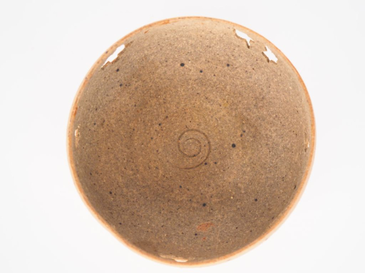 Jean DERVAL.  Bol en grès beige à décor ajouré.  Signé H. 6,5 cm - dia